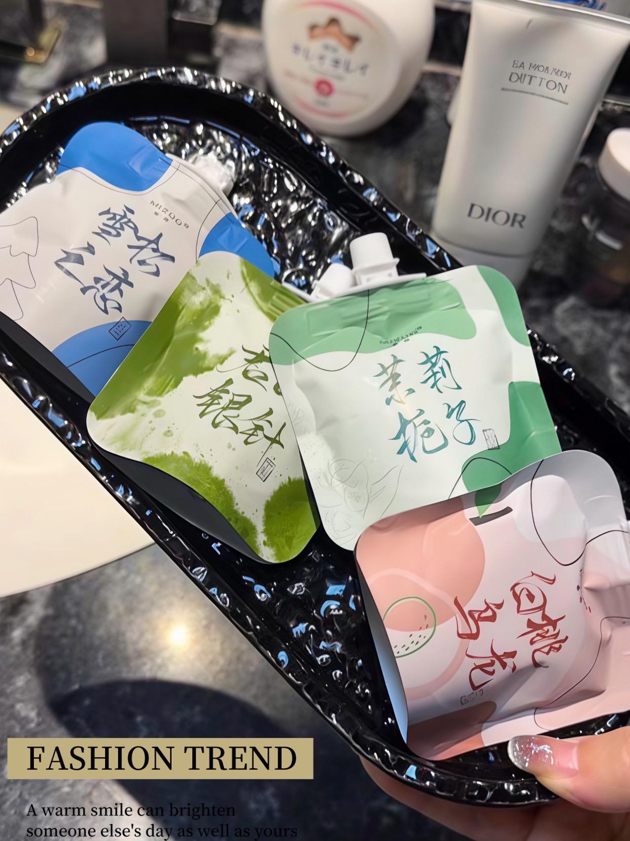 真的好喜欢白桃乌龙呀!淡淡的乌龙茶和白桃的清甜,纯欲蜜桃香~是和白衬衫少年恋爱的感觉。#护手霜 #护手霜推荐 #手部护理 #平价护手霜推荐 #超便宜超划算