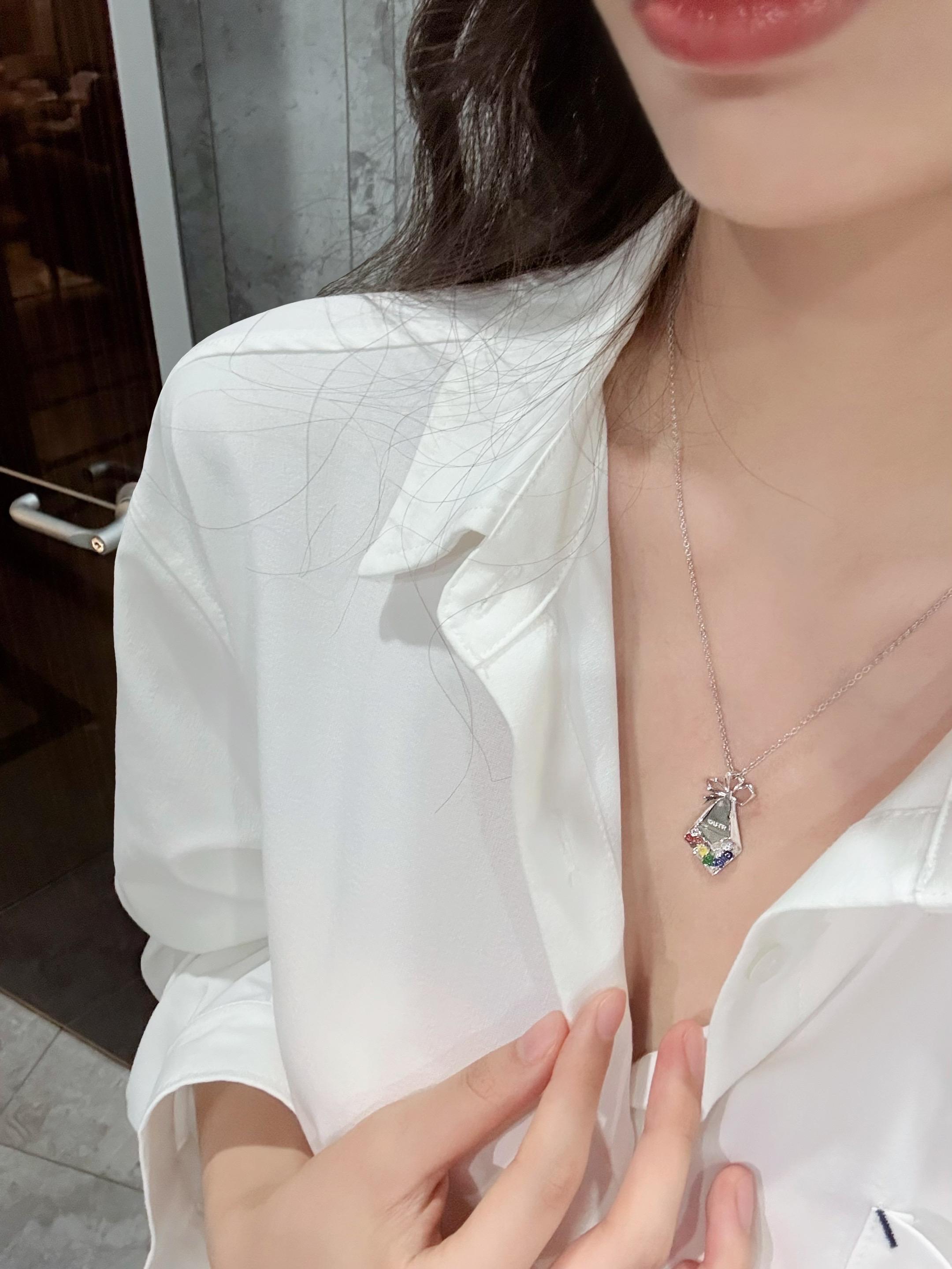 OUTR 💐花束般的恋爱情侣项链。🌈💐 爱像花束般层层绽放, 一瓣一瓣,都是你眼神里的温柔。 彩虹不是天空独有的奇迹, 也是我们牵手走过的印记。 —— OUTR 花束恋爱·彩虹项链 🌈 #项链 #ootd穿搭 #ootd #wlw #情侣礼物