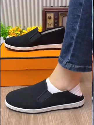这双老北京布鞋真的太舒服了,我平时上班开车都穿它,因为它的脚感实在是太棒了!这双鞋子不仅穿着舒适透气,而且非常轻便柔软,特别适合经常站立或走路的人去穿。它的底部采用的是防滑耐磨的设计,无论是走在湿滑的山路,还是崎岖的石子路面上,都能如履平地。#软底软面穿上超舒服 #一脚蹬 #休闲鞋 #布鞋 #跑步鞋 @DOU+上热门