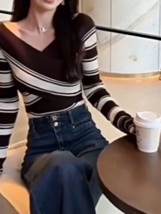 条纹交叉一字肩针织衫女秋冬巨好看早秋穿搭内搭打底修身毛衣上衣#针织衫 #修身毛衣 #一字肩#条纹控 #打底衫搭配