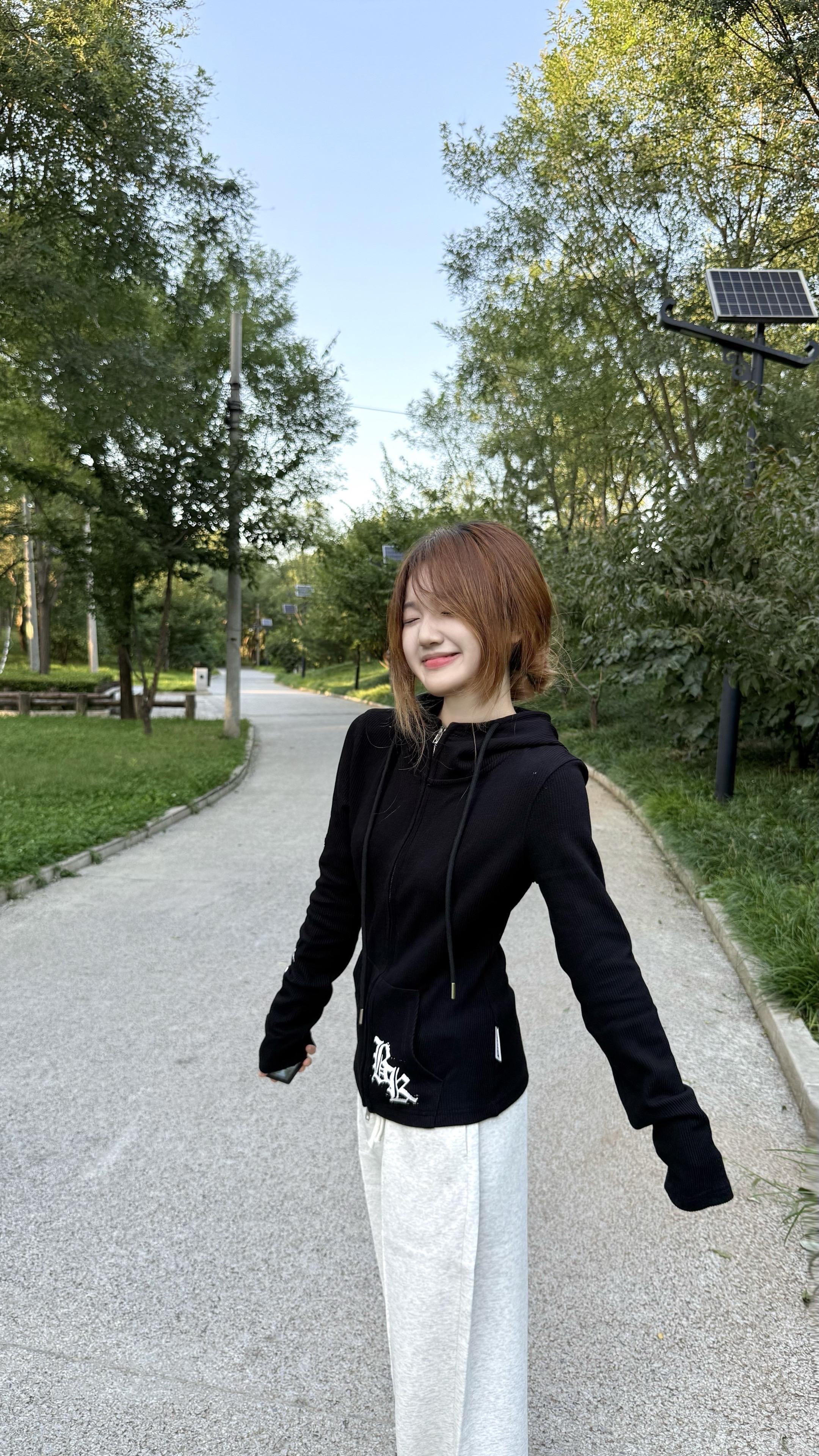了解我干嘛 我就一臭玩手机的小女孩