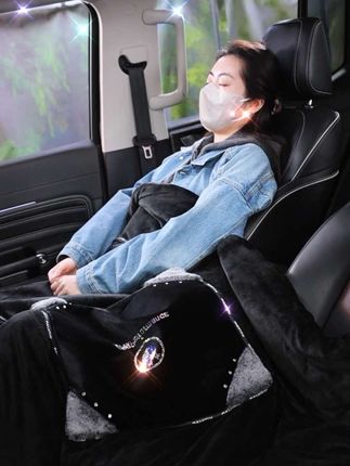 女同事抱着漂亮抱枕被,原来在这买的,现在只要这个价,太划算了!#车载好物#汽车抱枕被空调被#汽车用品