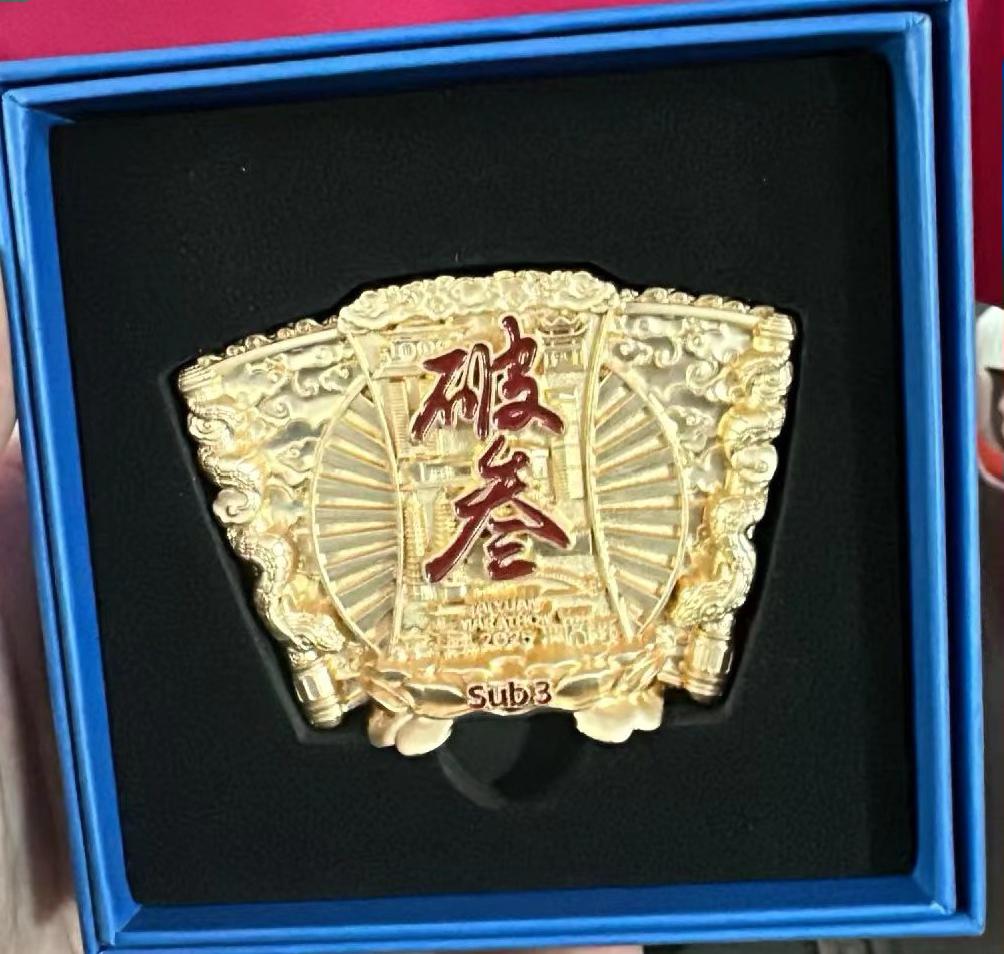 如果我说去今天状态特别不好是不是在矫情😔事实是真的,本来睡眠不好,一出门出来跑马拉松更睡不着,昨天搞得一夜没怎么睡,出酒店晕乎乎的,慢跑两三公里到起点,心率已经怼到180了,我一度怀疑是海拔的问题,起跑五公里已经不想跑了,本来说好的拉练,那一刻也不想拉了,但是看看小伙伴儿们都给了前面跑的突突的,只能跟上,一路又因为吃胶问题吐了三次😓就这样一直不想跑还一直跑,坚持到了最后,还好没放弃,超额完成了预期的高质量拉练,结果是好的#太原马拉松 #破三 #二七跑步训练营