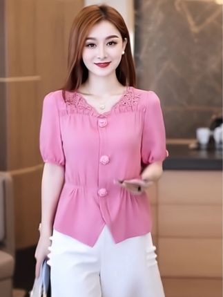 姐妹们!快来看看这件超美的#洋气小衫,它是今年的新款设计,整体采用了宽松版的剪裁方式,穿起来非常的舒服自在,并且它的面料质地很好,穿上后既透气又吸汗。而且这件衣服的设计简约而不简单,可以轻松展现出你的小资品味和时尚感,非常适合日常穿搭,赶快入手一件试试吧!#夏季穿搭 #高级感穿搭 #气质穿搭 #穿搭