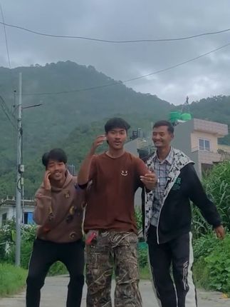 尼泊尔农村小伙#舞蹈 #舞蹈 #街舞 #上热搜 #我的农村生活