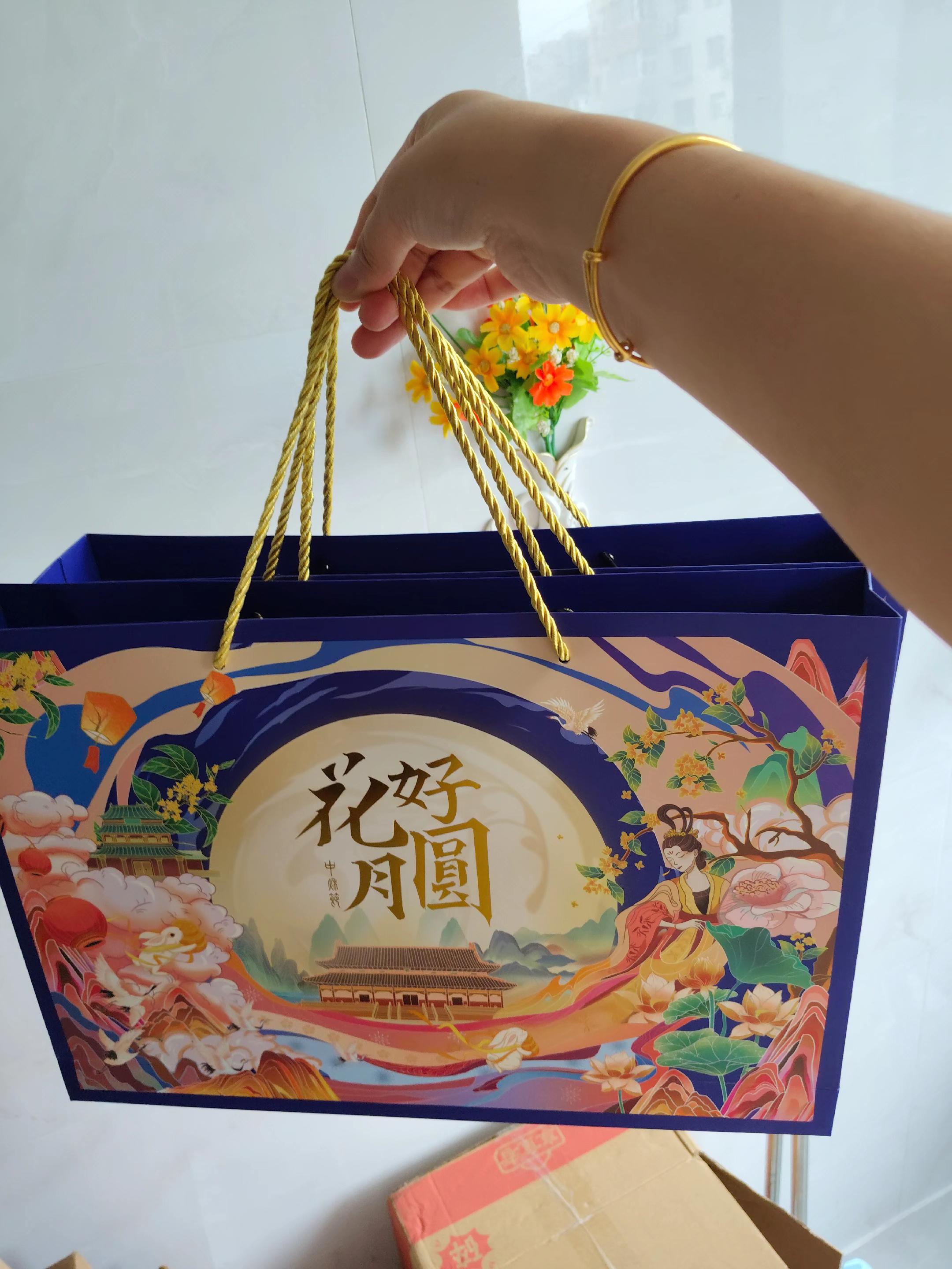 中秋备月饼礼盒看这里!广式五仁香糯适口,莲蓉清甜绵密,奶黄流心咬开超惊喜,全家口味都能照顾到~现在下单享双份,自吃或和亲友一起入都划算。礼盒精致大气,走亲访友很合适。中秋备礼要趁早,喜欢的可以抓紧入手~#中秋月饼 #月饼礼盒 #中秋送礼 #团购优选#实拍