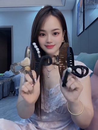 头发多的姐妹,后脑勺用这个抓夹真的美哭了,宽式多样而且抓得牢牢的很实用#抓夹#头饰发饰 #好物推荐🔥 #鲨鱼夹