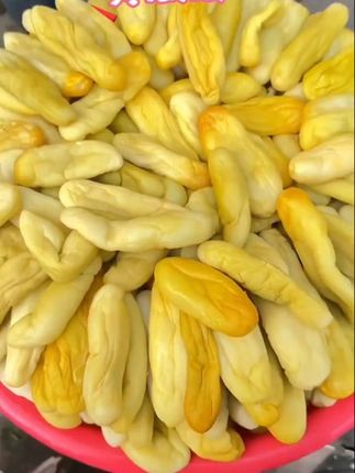 这种瓜嘣脆的黄瓜皮炒肉有没有吃过? 广西灵山脆爽黄瓜皮!少盐淡瓜皮,随便素炒,炒肉都是嫩脆爽口,脆爽回甘,皮色鲜黄,鲜香可口,微酸微辣,好吃又下饭!搭配白粥,面条,米饭都是嘎嘎香啦,嘎嘎好吃,大人小孩都爱吃😋 #黄瓜皮 #太好吃了 #家常菜 #下饭菜 #好吃到停不下来