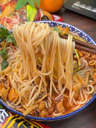 晚上追剧饿了不知道吃什么?那就试试这个三只松鼠螺蛳粉吧,它不仅好吃,还特别方便,只需要开水冲泡五分钟就能吃了。而且里面还有很多小料,吃起来鲜香酸爽,非常过瘾,喜欢吃的朋友赶快下单试试吧!#螺蛳粉#美味有想吃的吗 #解馋