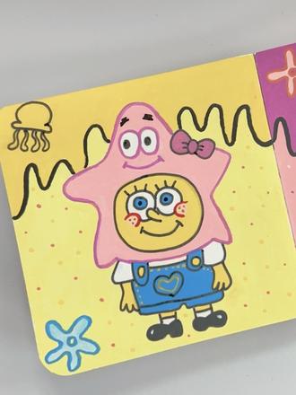 hello 宝子们,今天来画一个卡在派大星里面的海绵宝宝,先来彩铅画线稿,肉乎乎的派大星在上面,漏出海绵宝宝的头,再穿一个可爱的背带裤,线稿画完就来涂色,先来涂背景,浅黄色配上深黄色,刷刷刷,超级解压,多涂几次,颜色更均匀,涂完背景就来涂人物啦,粉色派大星,黄色海绵宝宝,蓝色背带裤。涂好后就来勾线,派大星的头用的深粉色,可爱加倍!黄色的海绵宝宝穿蓝色的背带裤,裤子上面画一个可爱小爱心。背带裤加一些撞色小线段,修改一下不完美的地方,完工,软萌萌兄弟俩就出来啦!一起来画吧!#跟着抖音学画画 #简单可爱卡通人物画画教程 #海绵宝宝 #派大星 #马克笔翻翻乐