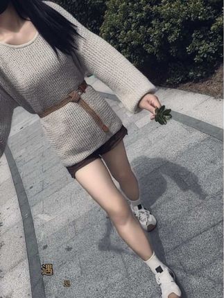 我可以穿正装,也可以穿潮牌,可以喝纯净水,也可以喝咖啡,可以很强势,也可以很温柔,凡事没绝对,取决于你是谁……#早秋穿搭 #洋气减龄套装推荐 #时尚显瘦套装#谁穿谁好看系列