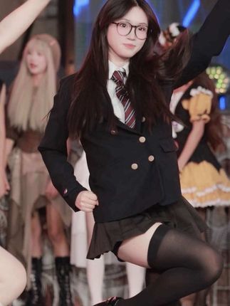 跑的好快 #jk #一繁 #欢乐谷惊奇潮玩节 #黑丝 #眼镜妹
