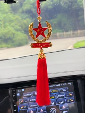 国庆就要到了,快给你的爱车安排上帅就完事了自豪感满满#五星红旗迎风飘扬#汽车好物#汽车挂件