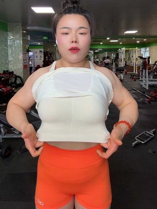 假两件运动美背,超弹速干透气,前面弧形设计遮肉,后背显臀腿 #健身女孩穿搭