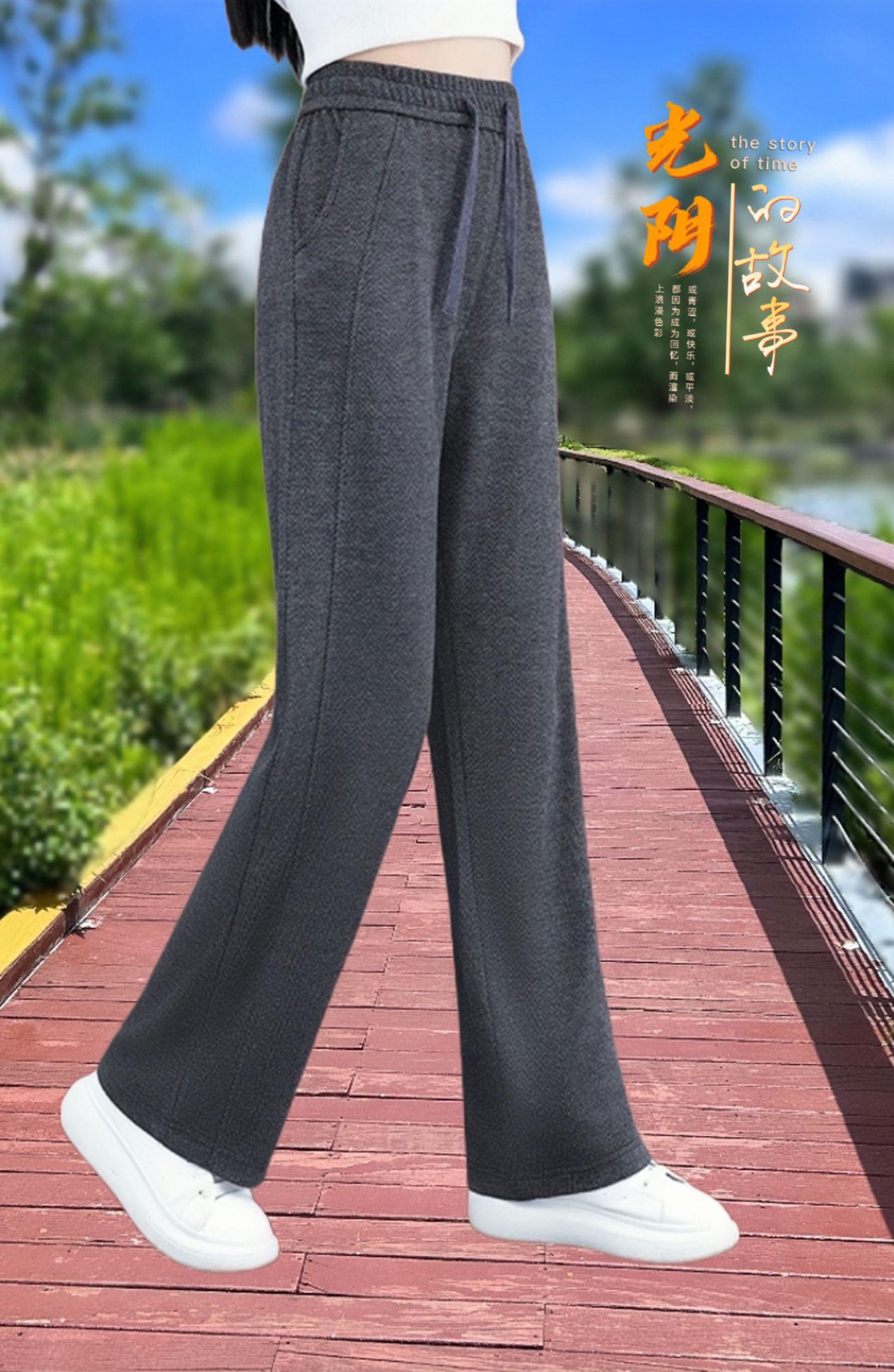 啄木鸟2025春秋新款中年妈妈高腰窄版阔腿卫裤 专为中年妈妈设计,2025春秋新款啄木鸟卫裤,兼顾舒适与版型!高腰设计贴合腰线,悄悄藏起小肚腩,修饰身形更显利落;窄版阔腿剪裁超贴心,不挑腿型还显腿直,走路自在无束缚。 精选亲肤透气面料,春秋穿不闷汗、不凉腿,日常休闲遛弯、接送孩子,或是轻度运动都合适。简约百搭款,搭T恤、针织衫都好看,轻松穿出休闲活力感,让妈妈们舒适出门,自在做自己!#休闲裤#运动裤#舒适百搭#阔腿裤#谁穿谁好看