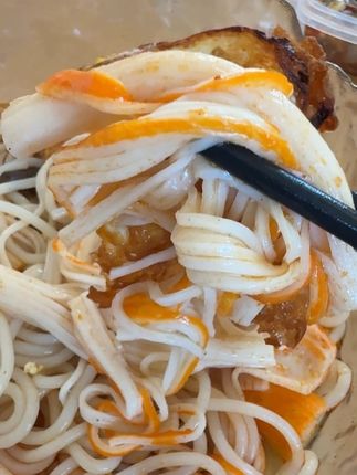 这个蟹味棒,真的又鲜又甜,没有淀粉,吃起来一丝一丝艮啾啾的,买回去,做汤,炒菜,蟹柳蒸蛋,包包子,包饺子,真的绝了格外提鲜#好吃的东西要吃进肚子里 @烟台滨水商贸有限公司