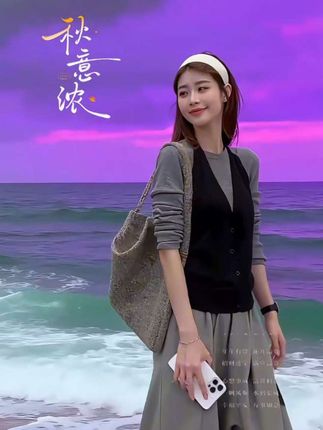 30+姐姐海边休闲穿搭好自在 雨天在海边看潮起潮落,我穿了这套灰黑拼接针织衫配浅灰阔腿裤,休闲又显气质。30多、40岁的姐妹,拼接设计显瘦有层次,阔腿裤藏肉还显高,雨天出街或海边散心都合适,轻松美美的~#女装穿搭 #小个子穿搭 #ootd穿搭 #早秋高智感职场穿搭 #韩系穿搭