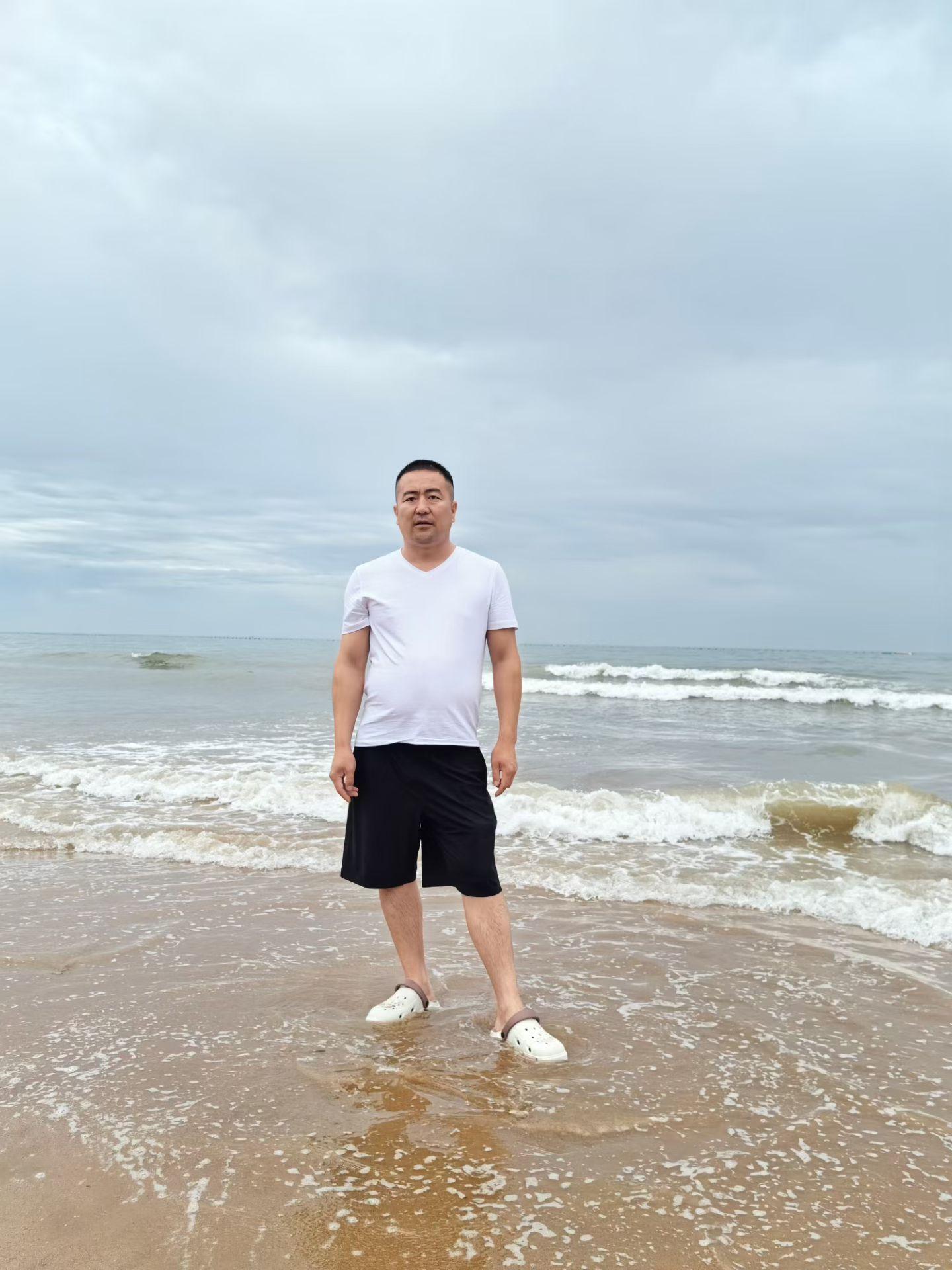 透你妈了。被骗了几年了…既然你家人看不起我,分手吧,…你看见喂猪哥卖酷路泽了,么事哥有钱