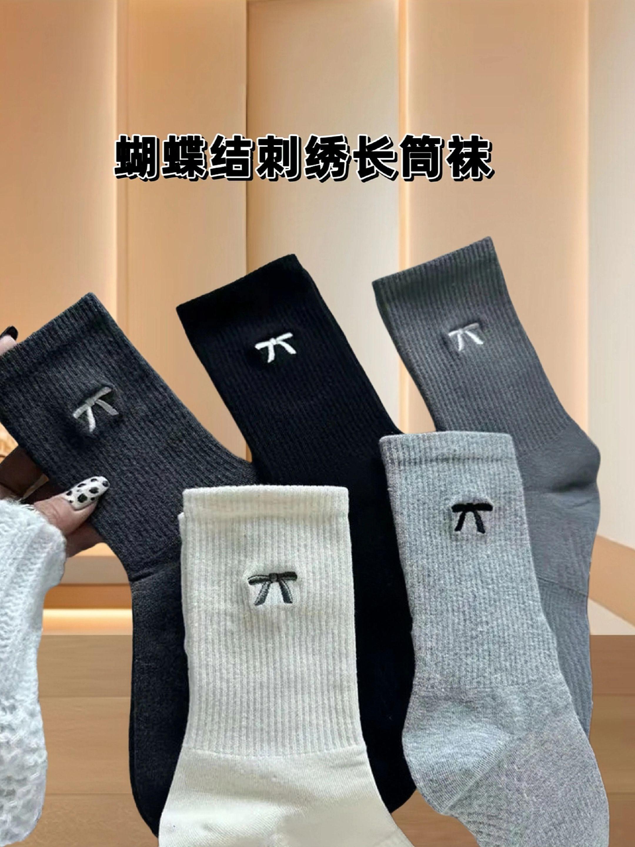蝴蝶结刺绣长筒袜。蝴蝶结刺绣长筒袜,搭配鲨鱼裤真是绝绝子,纯色简单,穿着大方。袜口蝴蝶结图案,增加了活泼可爱氛围感。黑色,白色,浅灰,中灰,深灰,随意搭配都好看。#长筒袜#蝴蝶结刺绣#极简风#纯色系#潮袜推荐