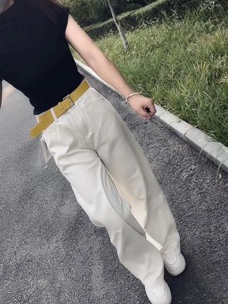 “被这一段话共情了:我们到了一定的年纪,才会发现,人生其实有很多东西是,可有可无,可去可留的,一生很短,其实没有什么大彻大悟,无非是步步错步步悟,边走边悟,能够治愈你的,从来都不是时间,而是你心里的那份执着和释怀!#穿搭