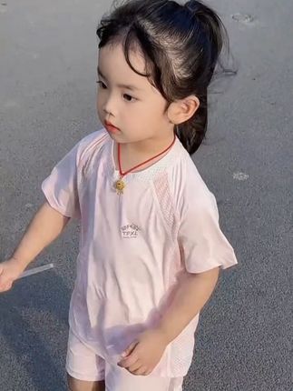 妈妈这辈子也许后悔很多事 但你绝不在其中 你是照亮妈妈生命的一束光 爱你的同时也在照顾救赎我自己,#儿童速干#带娃的日子 #运动套装#生女儿就要这样穿 #萌娃穿搭
