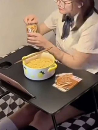 可折叠床上小桌子,电竞风,碳纤维,床上电脑桌,学生宿舍学习写字上网,方便好用,超酷超实用!#高端大气 #强烈推荐 #方便 #多功能 #可折叠小桌子