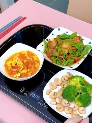 冬天吃饭菜还没上齐,前面的就凉透了。这个#暖菜板就能解决这个烦恼,可以加热保温,吃几个小时都不怕菜凉了,还可以暖茶保温,温度可以调节,从此告别冷饭菜#厨房好物 #热菜板