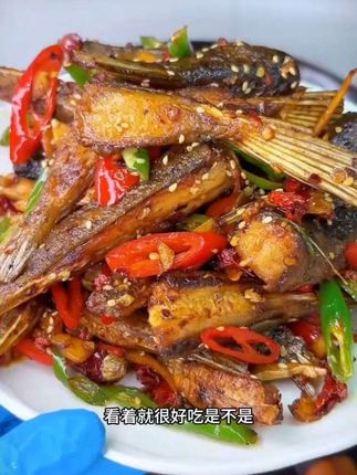 青鱼吃嘴,草鱼吃尾,湖北阳干鱼尾,腌制的不咸不淡晒得半干半湿,肉质紧实有嚼劲,我敢说吃过这个鱼尾,你就再也不想吃鱼的其它部位了#阳干鱼尾 #妈呀太香了 #阳干鱼 #地方特色美食 #好吃到停不下来