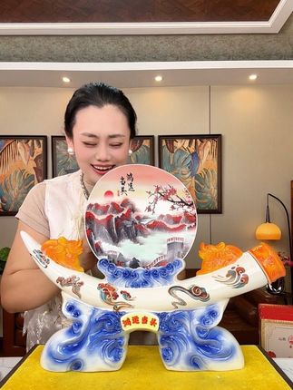 杏花村鸿运当头收藏酒 景德镇高端陶瓷和杏花村美酒联合打造的经典美酒,1500毫升接近3斤酒水,53度黄金度数,送人送礼收藏摆柜太合适了!#白酒#好酒推荐 #清香型白酒 #好喝不贵 #杏花村