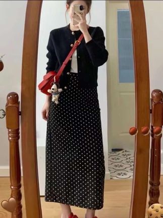 8869时尚穿搭春秋韩版小香风黑色长袖上衣+黑色高腰波点半身裙#半身裙 #套装 #小香风 #秋季穿搭 #谁穿谁好看
