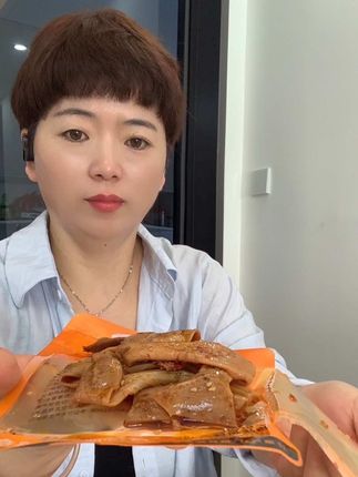 你们吃过比肉还好吃的鸭脆肠吗?它吃起来脆脆嫩嫩的,口感非常特别,而且味道也是超赞,又香又辣,十分入味,让人欲罢不能!一口咬下去,那叫一个爽啊!它的口感很独特,既有肉的鲜美,又有蔬菜的清爽,真的超级好吃,喜欢的朋友赶快下单吧!