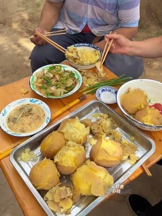 甘肃定西黄沙面糯土豆,一天三顿顿顿离不开洋芋,这里的妈妈们给土豆做出了很多花样,蒸着吃、炒着吃,炸着吃、煮着吃等等,怎么吃都不腻的万能洋芋#家乡特产 #甘肃定西土豆 #大西北