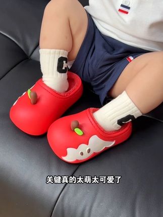 我就说#babycrayon 真的太会拿捏小朋友了!居然把儿童棉拖鞋做成了苹果造型,这哪个小朋友能抗得住这颜值暴击啊!关键现在换季新品冲量~价格也超给力#儿童棉拖鞋#拖鞋 #秋季上新