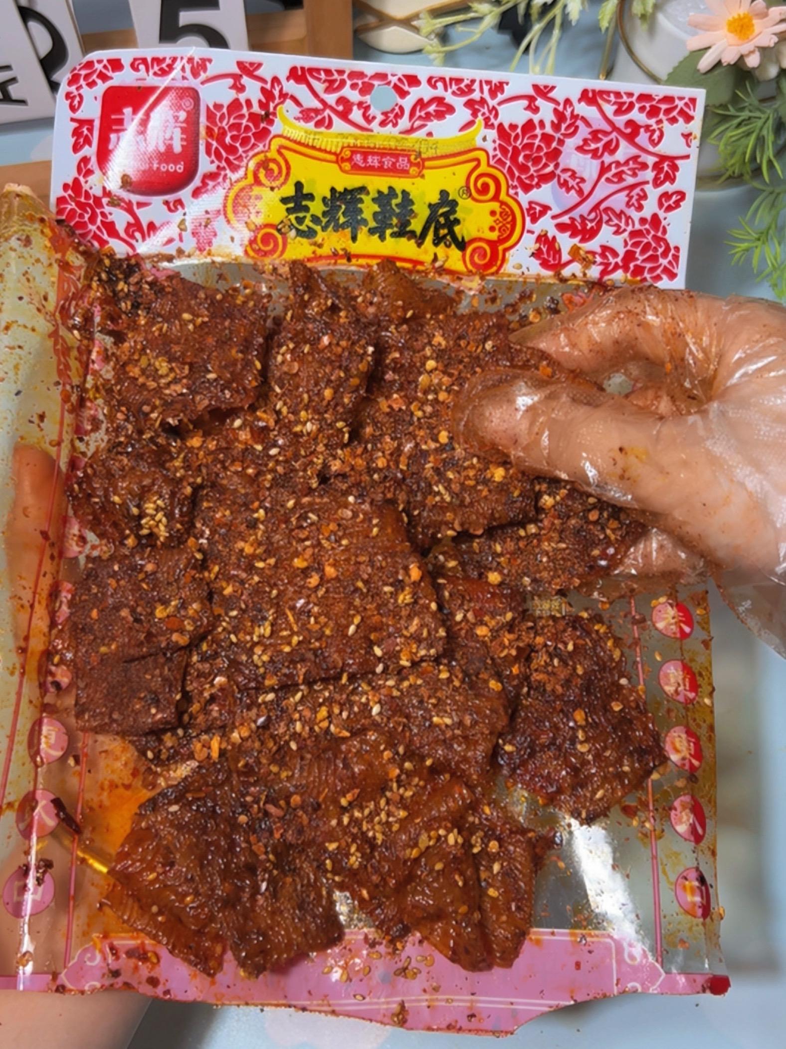 迷人的周三吃一口鞋底迎接周五。#魔鬼椒#志辉#鞋底#辣片#江西