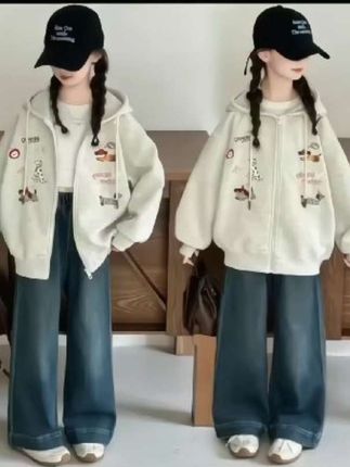家里有小公主的快看过来!这件女童连帽上衣简直太可爱了,秋天穿刚刚好,时尚又百搭。上面全是满满的卡通印花,还是纯棉的面料,孩子穿上特别舒服。#穿搭 #春秋新款 #穿搭技巧 #秋冬穿搭 #每日穿搭 @DOU+小助手 @DOU+上热门