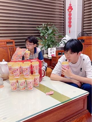 儿子们喜欢喝优乐美椰果奶茶,又给他们囤了两箱,想喝奶茶的时候不用去外面买,在家随时可以冲泡,奶香浓郁,香甜丝滑,太好喝了#优乐美奶茶 #大人孩子都爱喝 #喜之郎优乐美奶茶 #奶茶