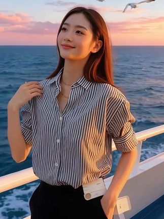 宽松条纹衬衫女款外穿显瘦休闲时尚衬衣法式小众设计上衣 清晨的落地窗前,莫沫套上那件宽松的意式条纹衬衫,任由面料随步伐摆动。无需刻意束缚,斜裁的线条自有它的语言。她将袖口随意挽起,露出纤细手腕,搭配简约的牛仔裤与一只质感十足的托特包。 微风穿过宽大廓形,勾勒出慵懒而利落的剪影。这不止是一件衬衫,更是法式小众设计赋予的从容底气——在忙碌都市中,为自己保留一份不费力的高级感。 #条纹衬衫 #春秋穿搭 #高级感穿搭 #遮肉显瘦 #洋气减龄 @DOU+上热门 @抖加🔥上热门🔥dou+🔥热点宝