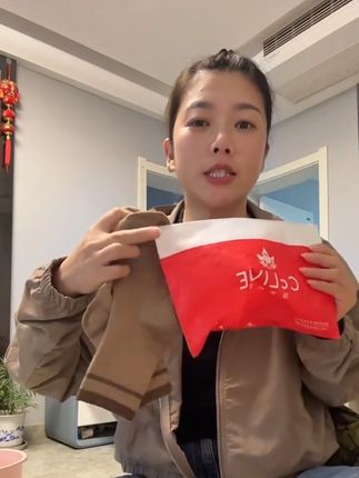 今日跟我粉丝姊妹去渔薪吃油登子克的,就到克田里薅地瓜吃😜袜子确实好穿有需要的可以直接拍#袜子#记录真实生活 #女士必备