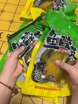 救命!这四川手工鱼酸菜也太会了吧!🥹 开袋那股酸香直戳味蕾,脆生生的嚼着超带感~ 咸鲜里藏着点微辣,是老坛慢腌的地道川味! 做酸菜鱼扔半袋,汤鲜到能泡三碗饭!煮面、拌凉菜加一勺,寡淡瞬间变美味~ 东北姐妹也能轻松复刻馆子味儿,酸得解腻辣得过瘾,囤几包在家,做饭都有动力啦!酸辣党速冲!#酸菜 #开胃菜 #家乡的味道#下饭神器 #四川老坛泡菜 @抖加🔥上热门🔥dou+🔥热点宝 @DOU+小助手 @DOU+上热门 @Dou+🔥上热门🔥