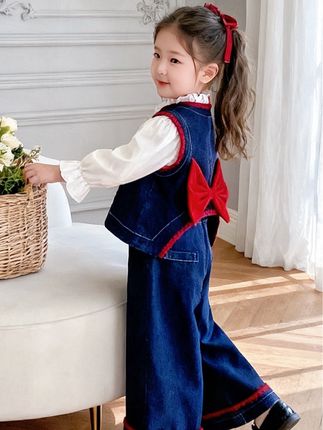2025女童秋装新宠! 妈妈们,看看这个套装,红边牛仔套装+白色荷叶袖打底,配色和款式真的好看了吧!开学穿搭美到心巴上了~#女童早秋穿搭 #女童穿搭 #早秋新品 #生女儿就是用来打扮的 #随机穿搭挑战
