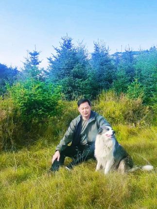 #自驾游 你是否总在寻找内心的安定,却被生活的变化追得脚步不停?其实,千年佛法早用“四法印”,为我们点破了生命的真相。 它告诉我们,诸行无常,就像春天的花、夏天的雨,没有什么会永远停留,接受变化才能少些执着;诸法无我,我们以为的“自我”,不过是情绪、身体的暂时聚合,放下对“我”的执念,才能跳出烦恼的圈套;有漏皆苦,那些因欲望、烦恼而起的追逐,终究会带来不安,看清这一点才懂何为真正的快乐;而涅槃寂静,从不是遥不可及的传说,而是断除烦恼后,内心那份不被外界扰动的安宁与自在。 这四句话,不是冰冷的理论,而是照见生活的镜子。读懂它,或许就能在无常的世界里,找到一份属于自己的从容。