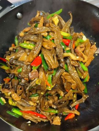 今天炒的这个鹿茸菇,脆嫩爽口 特别下饭!做法也超简单!#家常菜 #鹿茸菇 #下饭菜 #鹿茸菇炒五花肉