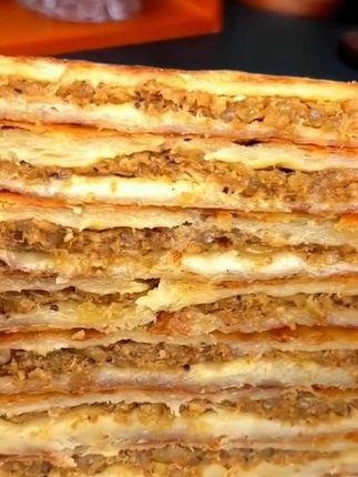 牛肉馅饼饼皮酥香脆,馅料饱满多汁,一口下去满口留香,真的是太好吃了。#馅饼 #酥香脆#味道棒棒哒 #妈呀太香了 #大人小孩都爱吃