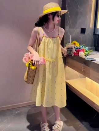 这个夏天一定要给孩子安排一件这样的连衣裙,孩子穿上它就像一个小公主一样漂亮,多巴胺的配色特别适合夏天穿,而且还是棉质的面料,非常的舒适透气#女童度假风连衣裙 #女童穿搭#生女儿就是用来打扮的