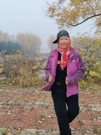 #钻石币充值 晨练收工,一抬头,雾里金叶在跳广场舞,这波美景不晒,简直对不起我早起的勇气!别问我穿这么厚热不热,大兴安岭的九月,主打一个秋裤焊在身上的倔强。#金秋九月 #喜欢的点个赞 #我的乡村生活 #自拍自乐 @玲萱爱运动