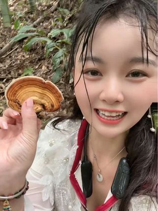 现在到处都是干黄鳝出去捡蘑菇的慎重,太哈人咯😱,#我的乡村生活 #山上风景 #大山里的味道 #爬山🧗 #记录美好生活 @抖音小助手