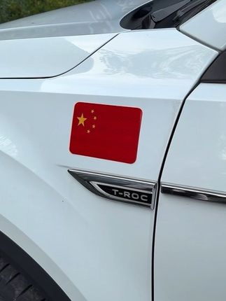 国庆节马上到了,快给自己的爱车安排一块磁吸红旗贴吧!一秒吸附,没有胶水不伤车漆,晚上还能反光,即美观又安全!#红旗磁吸贴#国旗磁吸贴#车贴 #红旗 #汽车好物推荐