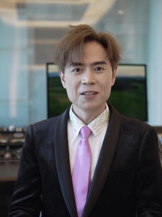 你一定不知道!马健涛又杀疯了!2026催泪王炸新歌《好想醉一回2026》全网刷屏!一开口,成年人的破防就在一瞬间!
词曲唱编混全一手包办,涛哥依旧是那个走心天花板!没有华丽编曲,全是掏心窝的人间真实:白天装笑脸,夜晚泪擦干,一杯酒,装下所有心酸与疲惫。歌词句句扎心,旋律一出来就忍不住循环,听哭百万打工人!
从《忘情牛肉面》到《搀扶》,再到这首《好想醉一回2026》,马健涛永远懂我们的委屈与不容易。
他唱的不是歌,是深夜的沉默、生活的重压、藏在心底的伤悲。多少人戴着面具硬扛,却在这几句歌词里瞬间破防,好想醉一回,忘掉所有累,痛快哭一场!
2026必听神曲,已霸榜各大平台!
戴上耳机,把情绪交给这首歌,敬每一个咬牙坚持的你,也敬懂你的马健涛!听完记得收藏转发,送给心里有故事的人。#马健涛新歌 #好想醉一回2026 #马健涛好想醉一回 #2026催泪神曲 #成年人的崩溃 @我要上热门 @推流涨粉 @DOU+小助手 @马健涛