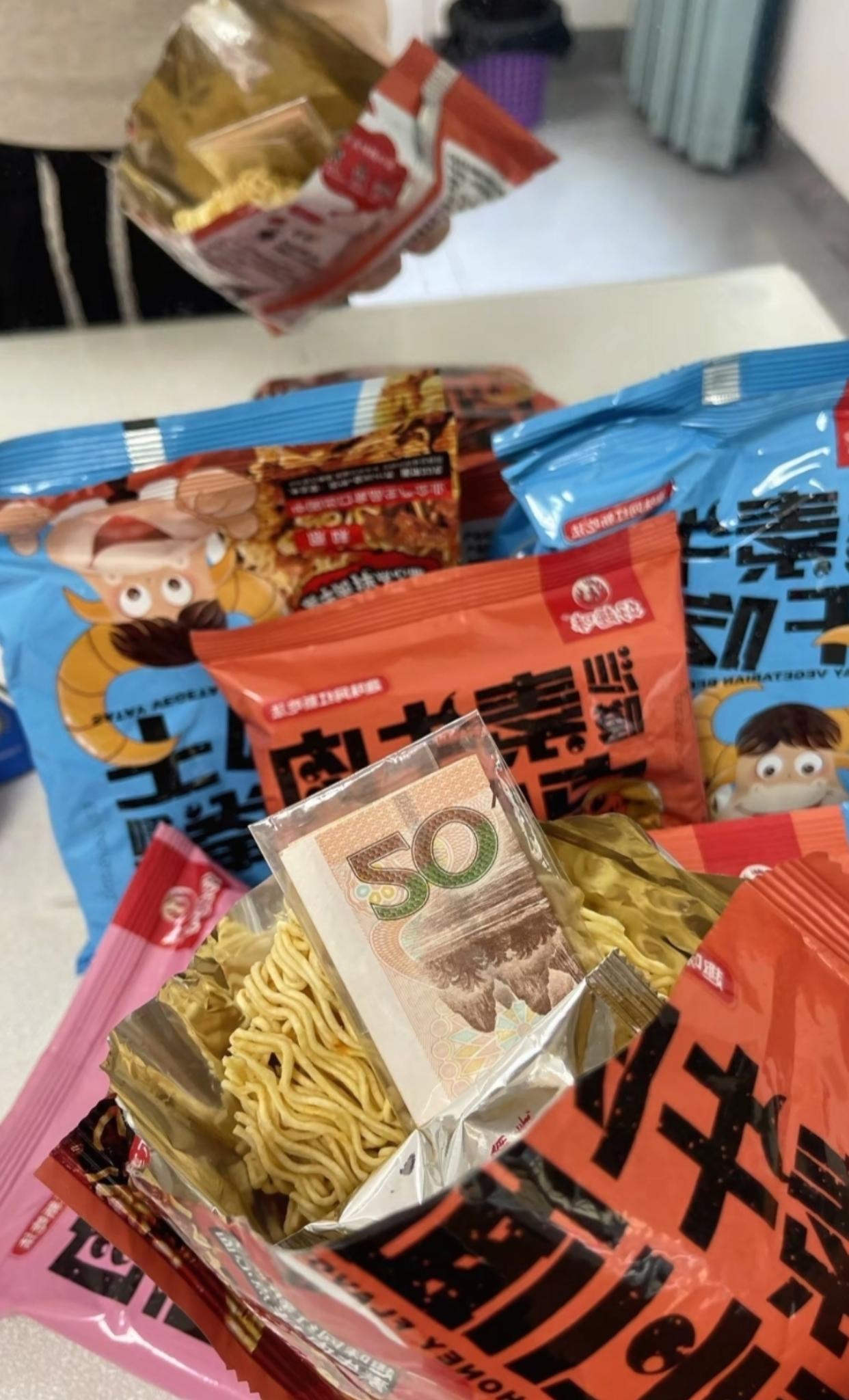 本想炫一下,好吃的干脆面,结果炫来了泼天富贵#是时候安排一下了 #牛肉干#干脆面#香脆可口#好吃到停不下来