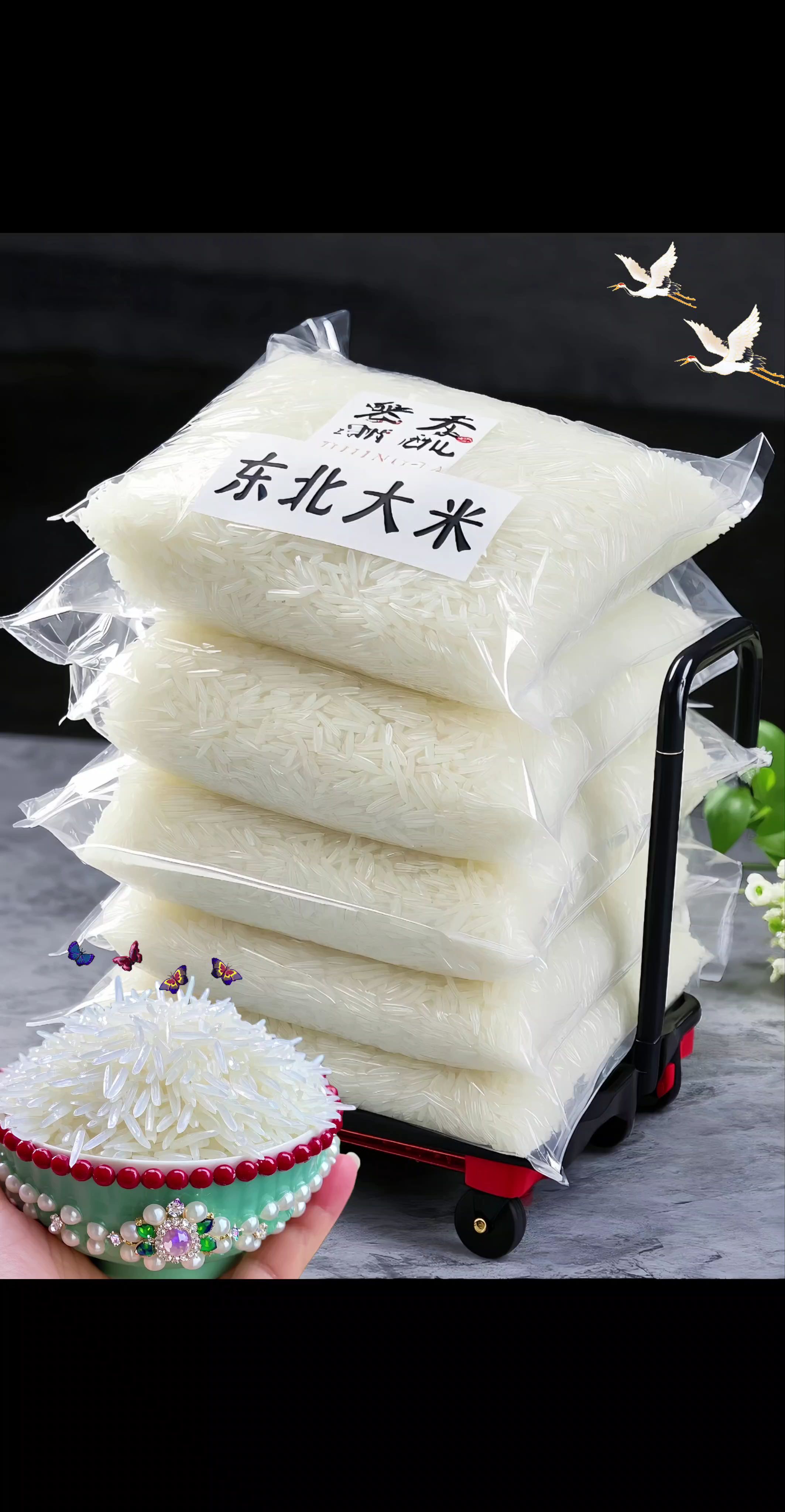 我妈就吃了一次这东北大米,直接让我回购四大袋!这米是真的香,好吃到没话说!毕竟是东北黑土地种出来的,一年就产一季,好米都得这么养。一打开袋子,清新的米香就飘出来了,蒸好之后更是满屋都香,米味儿特别浓,吃着软糯还带劲儿,香软又可口,光空口吃我都能炫三大碗!每一口都是纯粹的米香,妥妥的自然好味道,大人小孩都爱吃。要是吃腻了家里没滋味的米饭,一定要试试它,保证能征服所有人的胃!#大米 #东北大米 #优质农产品 #大人小孩都爱吃 #超便宜超划算